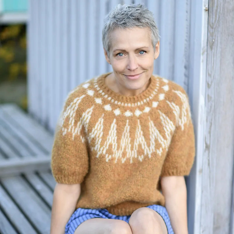 Garnpakke til Aluna Sweater af Anne Ventzel i originalgarn fra Isager. Her ses Anne i den karamelfarvede version med korte ærmer.