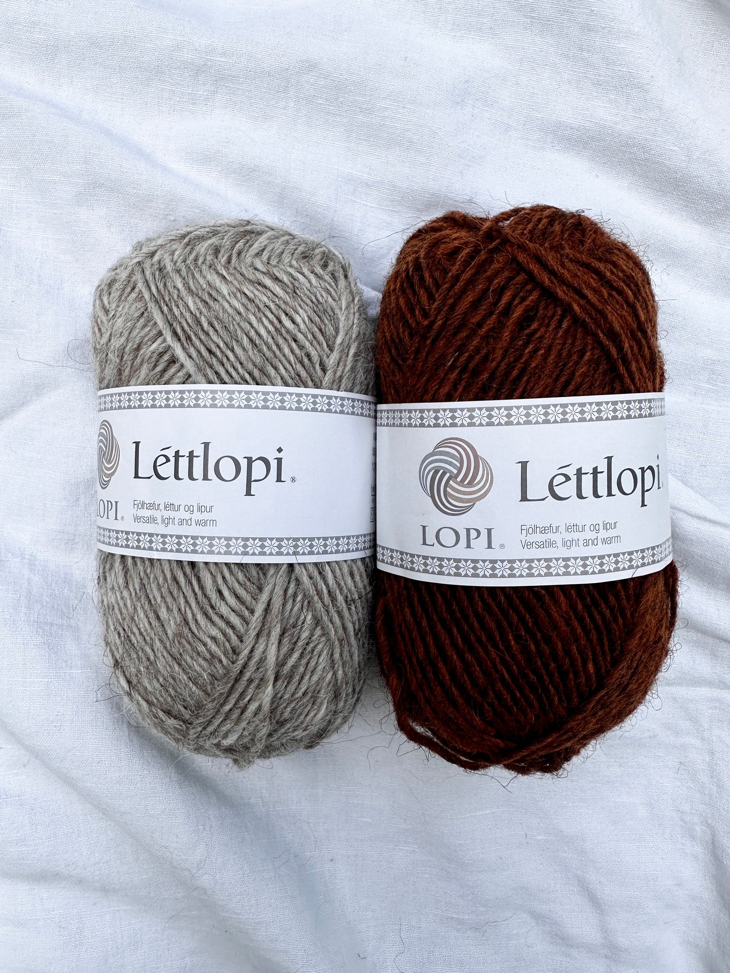 Maj Sweater i Lettlópi som strikkekit hos Knit Garden Light Grey og Rust