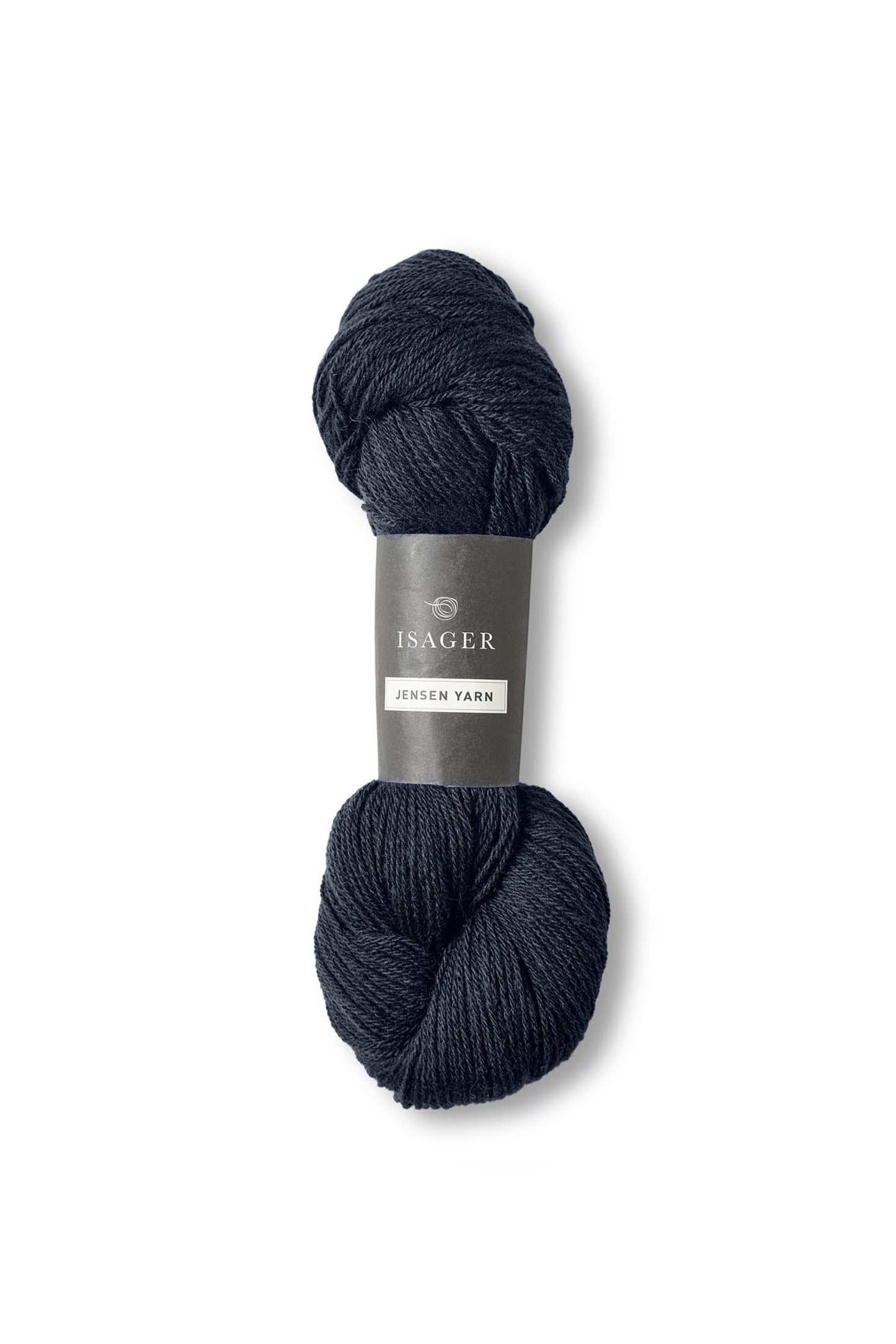 Jensen Yarn fra Isager er et lækkert uldgarn til en pind 4-5 mm, strikkefasthed ca. 20 m. Eller ca. 16 m strikket sammen med en silk mohair.