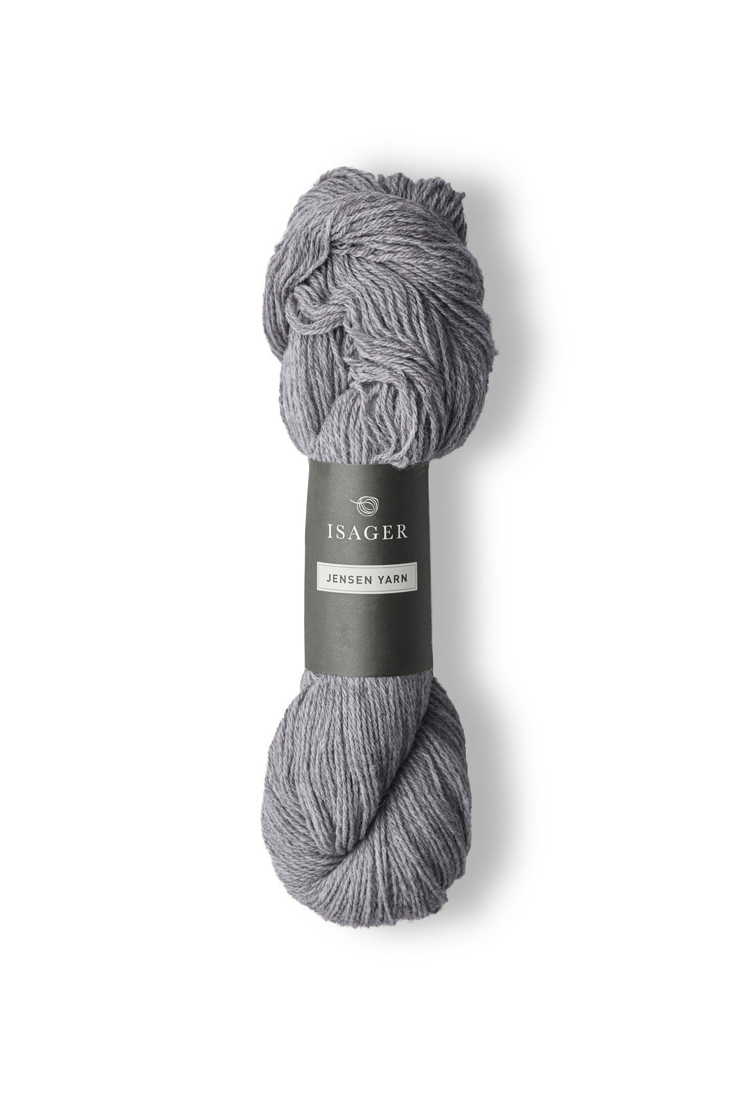 Jensen Yarn fra Isager er et lækkert uldgarn til en pind 4-5 mm, strikkefasthed ca. 20 m. Eller ca. 16 m strikket sammen med en silk mohair.