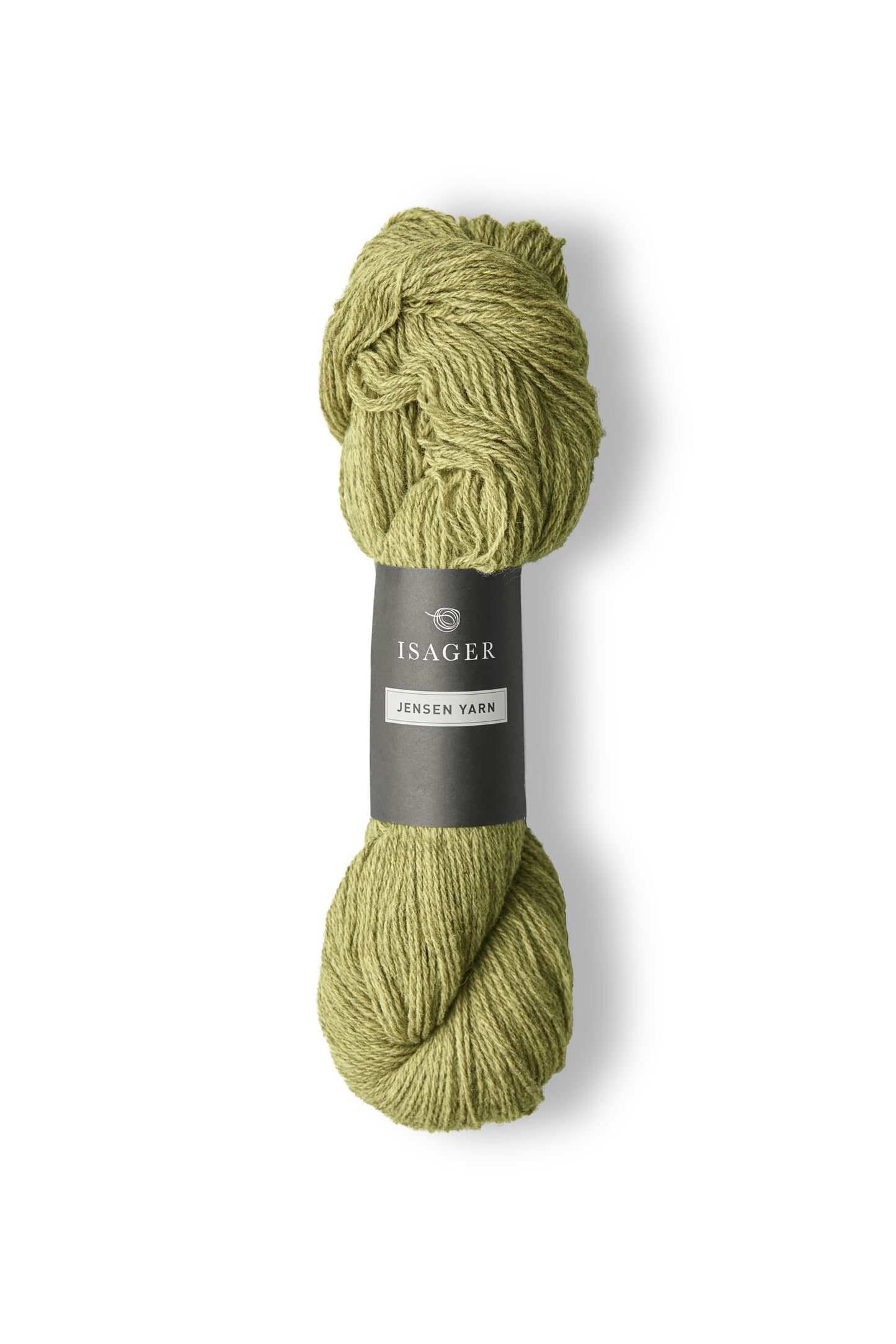 Jensen Yarn fra Isager er et lækkert uldgarn til en pind 4-5 mm, strikkefasthed ca. 20 m. Eller ca. 16 m strikket sammen med en silk mohair.