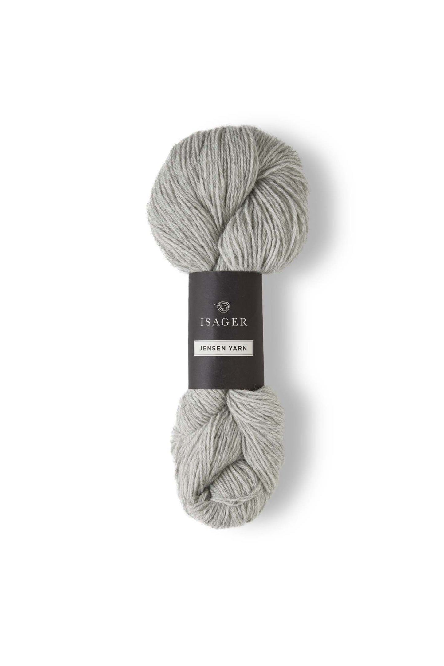 Jensen Yarn fra Isager er et lækkert uldgarn til en pind 4-5 mm, strikkefasthed ca. 20 m. Eller ca. 16 m strikket sammen med en silk mohair.