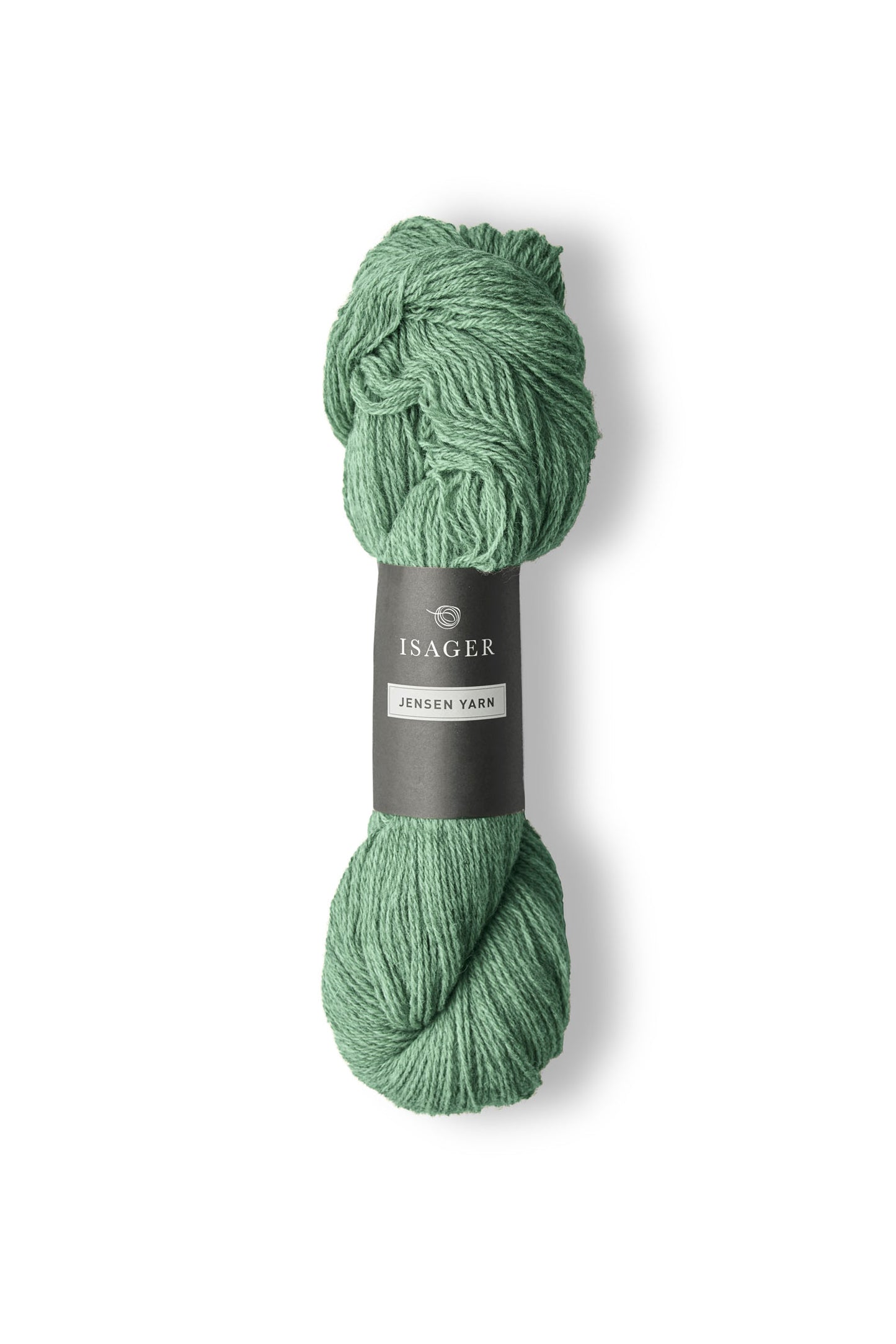 Jensen Yarn fra Isager er et lækkert uldgarn til en pind 4-5 mm, strikkefasthed ca. 20 m. Eller ca. 16 m strikket sammen med en silk mohair.