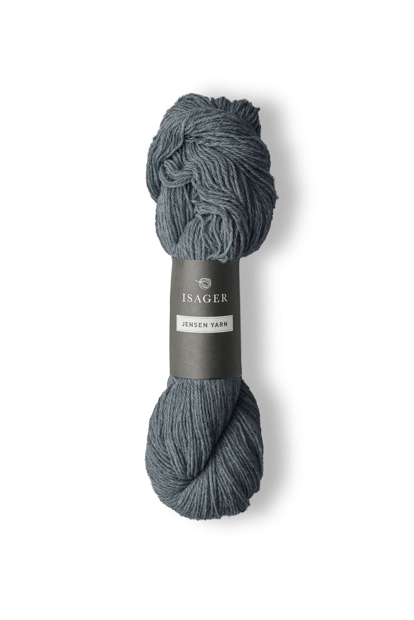 Jensen Yarn fra Isager er et lækkert uldgarn til en pind 4-5 mm, strikkefasthed ca. 20 m. Eller ca. 16 m strikket sammen med en silk mohair.