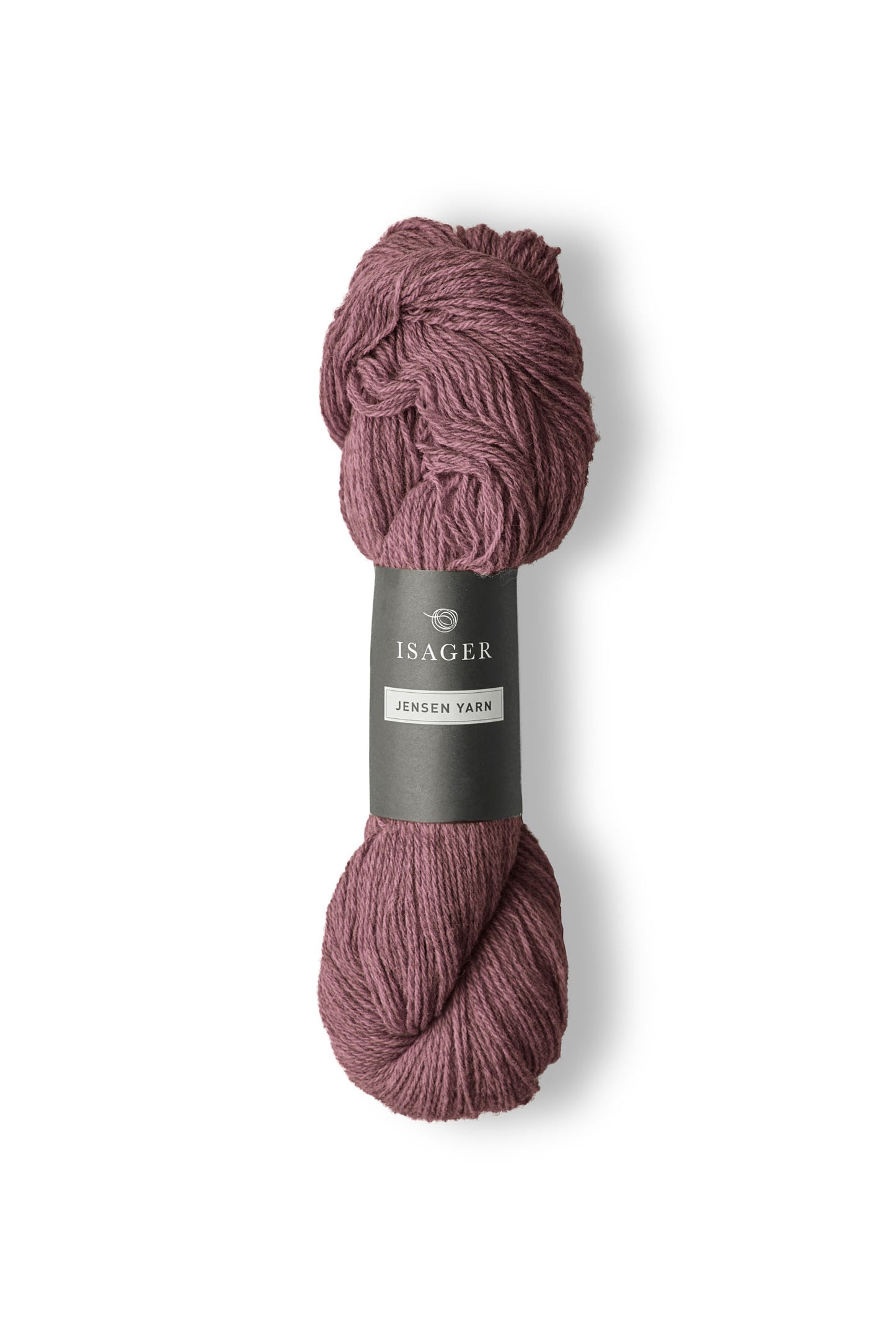 Jensen Yarn fra Isager er et lækkert uldgarn til en pind 4-5 mm, strikkefasthed ca. 20 m. Eller ca. 16 m strikket sammen med en silk mohair.