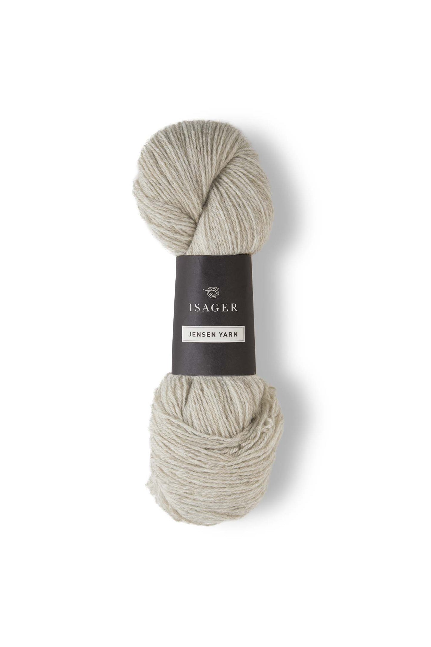 Jensen Yarn fra Isager er et lækkert uldgarn til en pind 4-5 mm, strikkefasthed ca. 20 m. Eller ca. 16 m strikket sammen med en silk mohair.