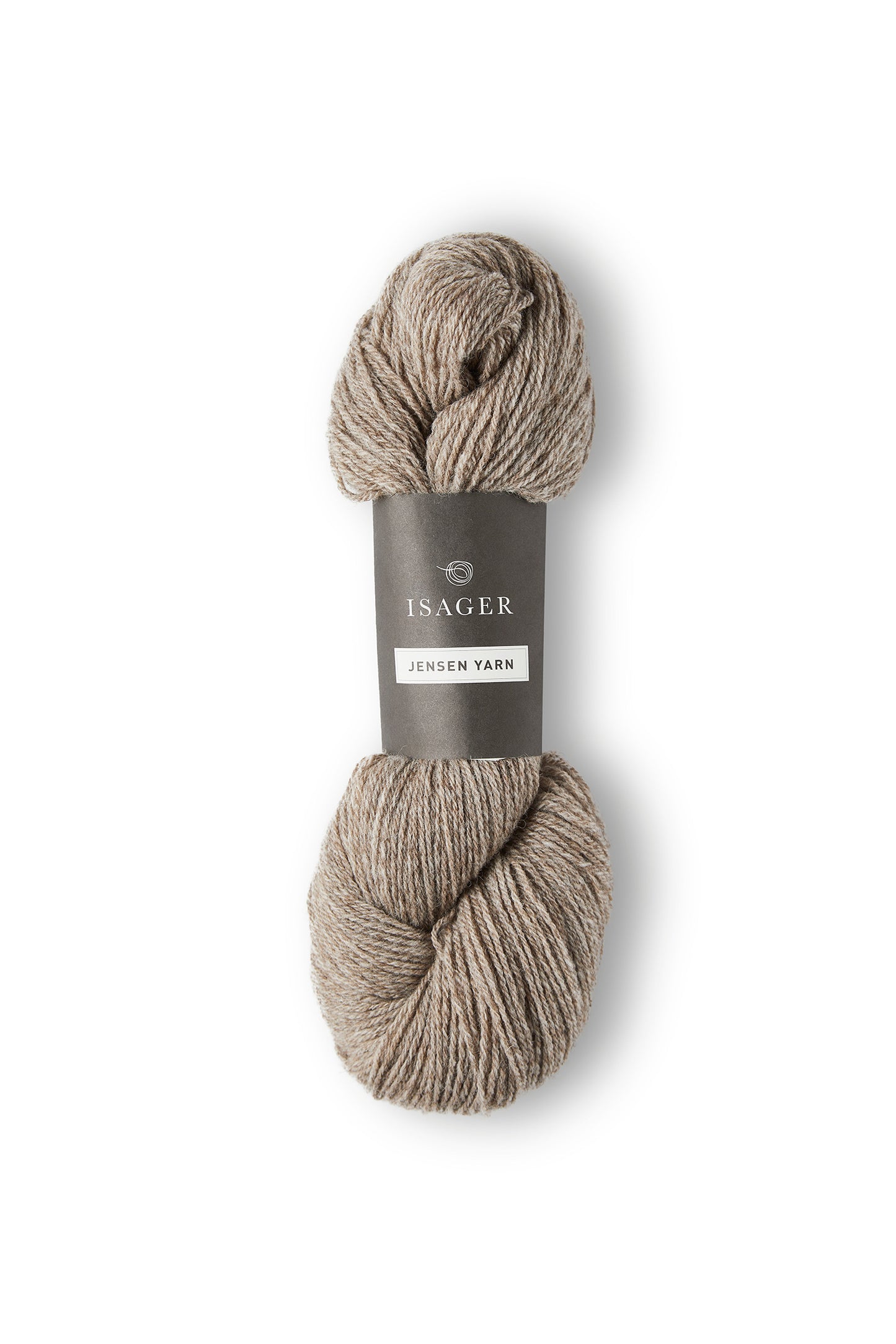 Jensen Yarn fra Isager er et lækkert uldgarn til en pind 4-5 mm, strikkefasthed ca. 20 m. Eller ca. 16 m strikket sammen med en silk mohair.