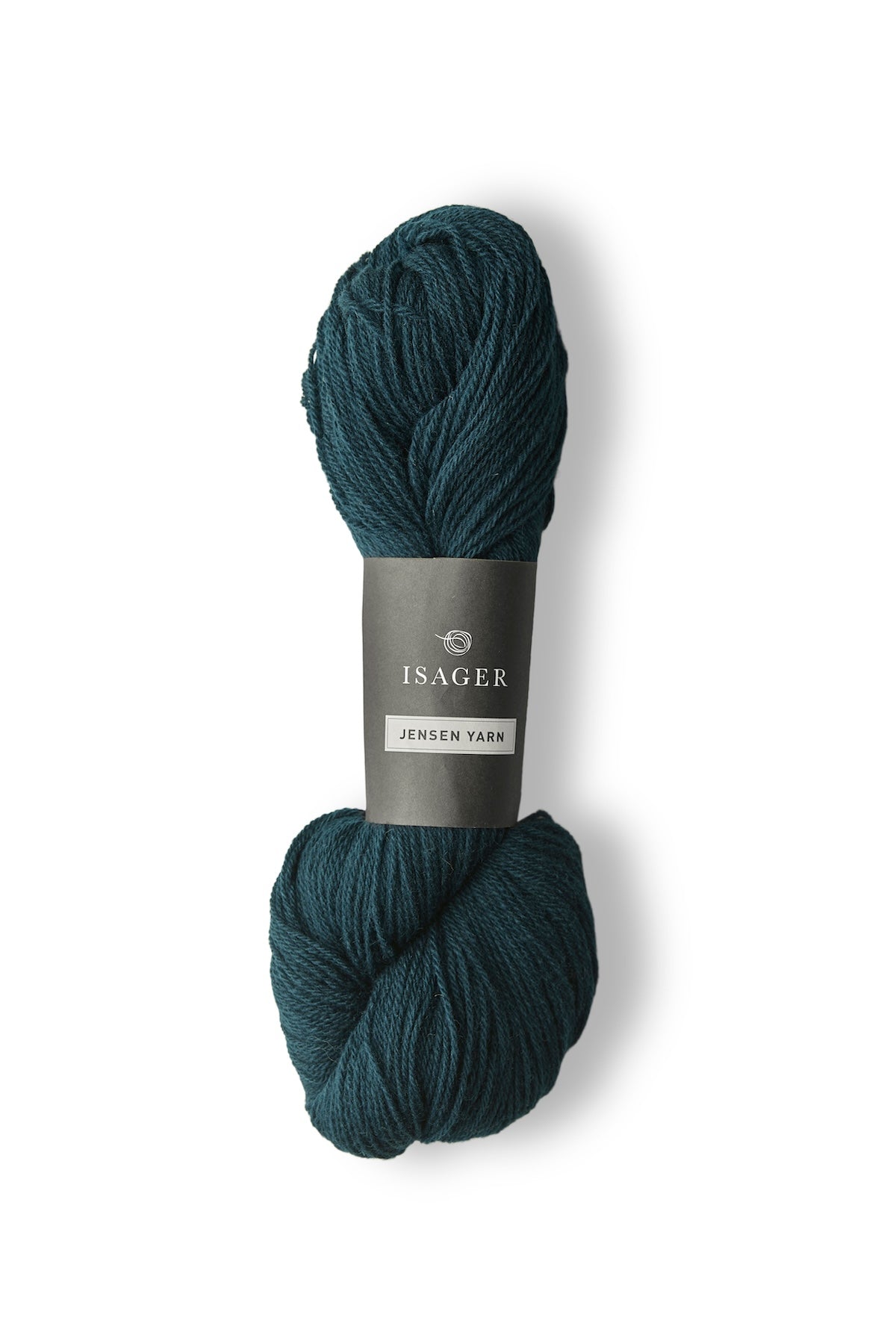 Jensen Yarn fra Isager er et lækkert uldgarn til en pind 4-5 mm, strikkefasthed ca. 20 m. Eller ca. 16 m strikket sammen med en silk mohair.