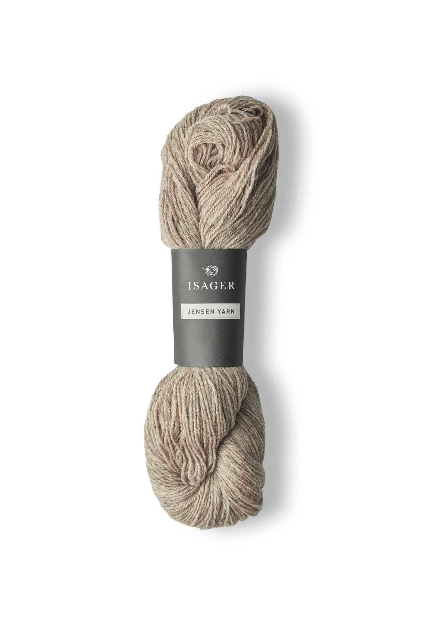 Jensen Yarn fra Isager er et lækkert uldgarn til en pind 4-5 mm, strikkefasthed ca. 20 m. Eller ca. 16 m strikket sammen med en silk mohair.