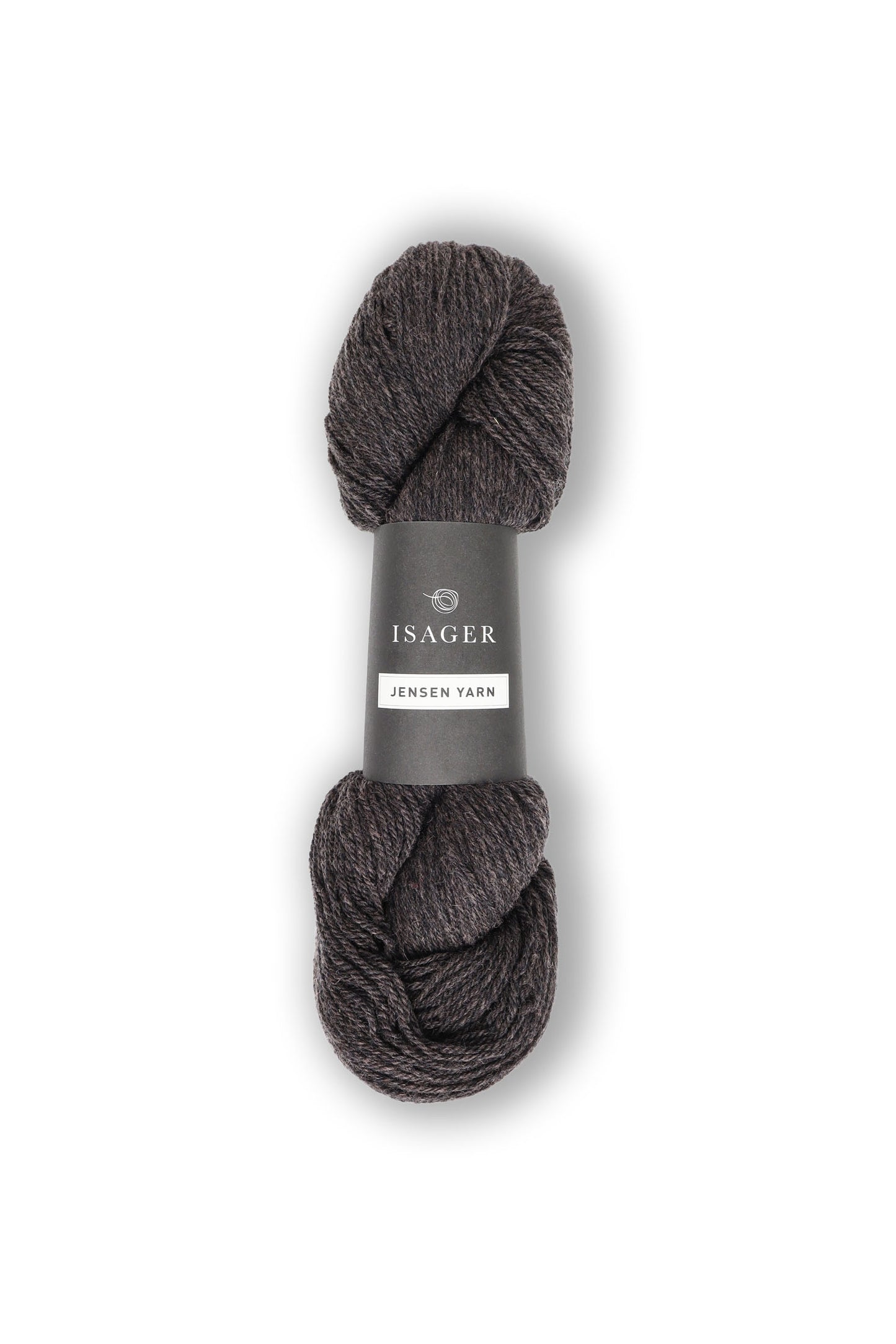 Jensen Yarn fra Isager er et lækkert uldgarn til en pind 4-5 mm, strikkefasthed ca. 20 m. Eller ca. 16 m strikket sammen med en silk mohair.