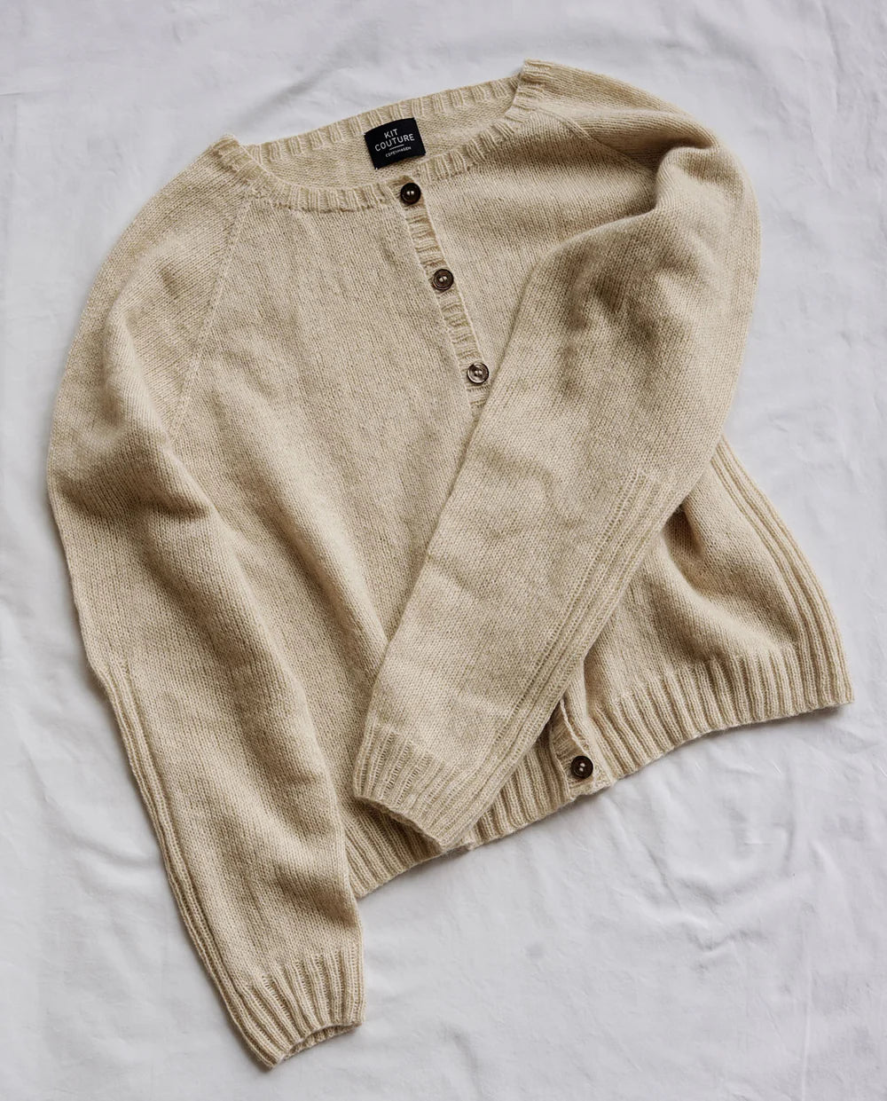 Borgan Cardigan med rund hals i cashmere fra Kit Couture - køb strikkekittet hos Knit Garden