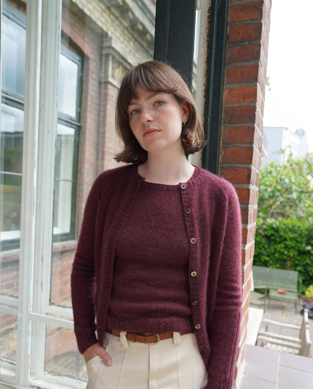 Borgan Cardigan med rund hals i cashmere fra Kit Couture - køb strikkekittet hos Knit Garden