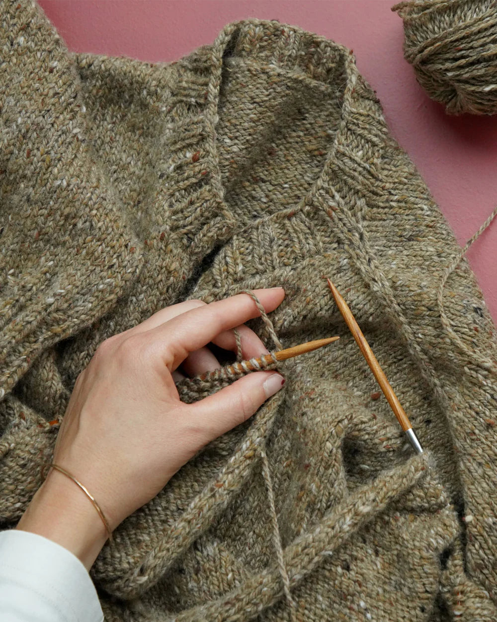 Tweed Garn fra Kit Couture er et sprødt og blødt merino uldgarn fra Kit Couture