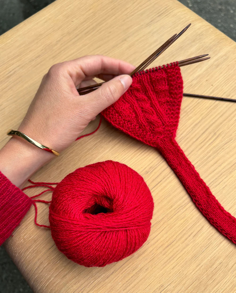 Strikkekit til Sandoy pandebånd i cashmere fra Kit Couture - køb strikkekittet hos Knit Garden