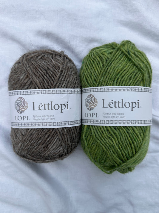 Maj Sweater i Lettlópi som strikkekit hos Knit Garden Oatmeal og Spring Green