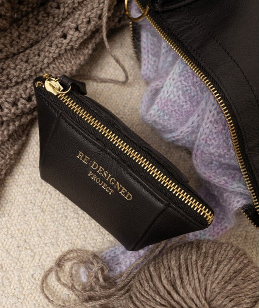 Project 35 fra Re:Designed i Black - lille etui til dit strikketilbehør