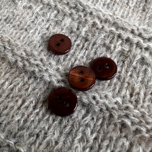 Perlemorsknapper i farver brune