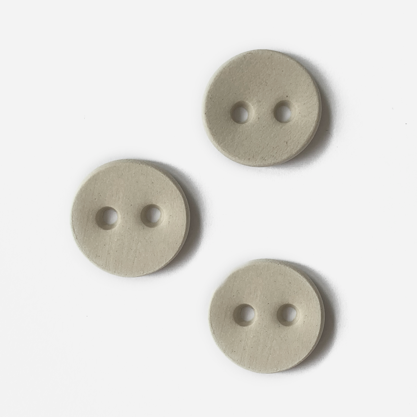 Håndlavede keramik knapper, som er med i garnkittet til Tove Shirt af Odd Row - Isager Archives Collection