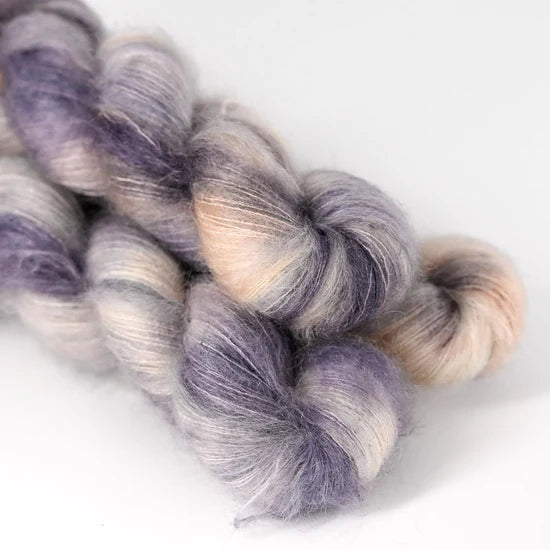 Silk Mohair - håndfarvet garn fra Sysleriget i farven Blueberry Yoghurt