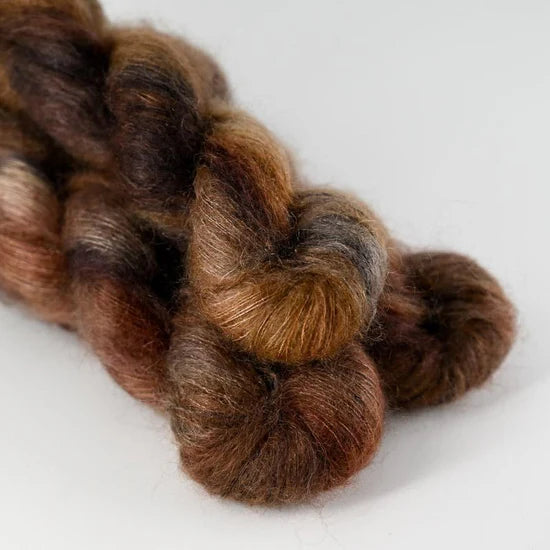 Silk Mohair - håndfarvet garn fra Sysleriget i farven Gateau Marcel