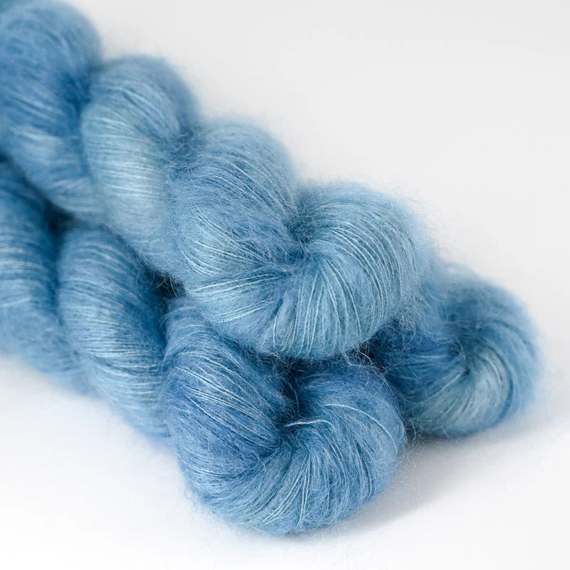 Silk Mohair - håndfarvet garn fra Sysleriget i farven Indigo Dreams