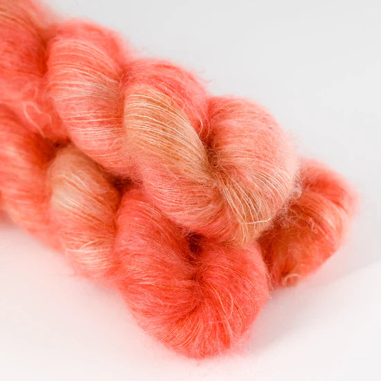 Silk Mohair - håndfarvet garn fra Sysleriget i farven Poppy Parade