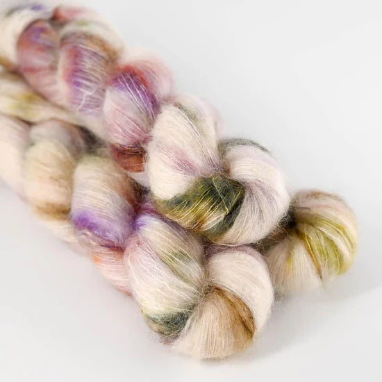Silk Mohair - håndfarvet garn fra Sysleriget i farven Remind Me