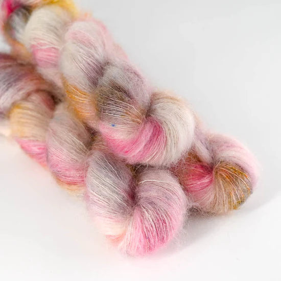 Silk Mohair - håndfarvet garn fra Sysleriget i farven Marie's Birthday Cake
