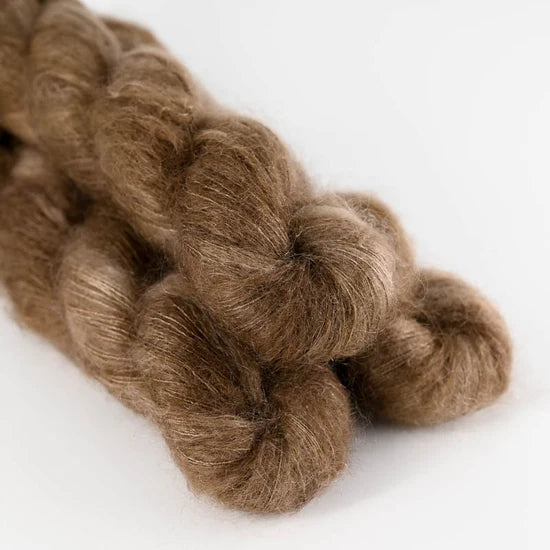 Silk Mohair - håndfarvet garn fra Sysleriget i farven Teddy Bear Brown