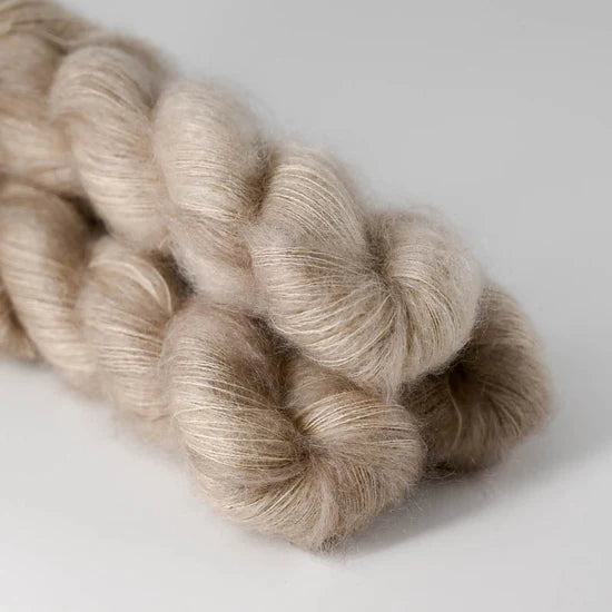 Silk Mohair - håndfarvet garn fra Sysleriget i farven Desert Breeze