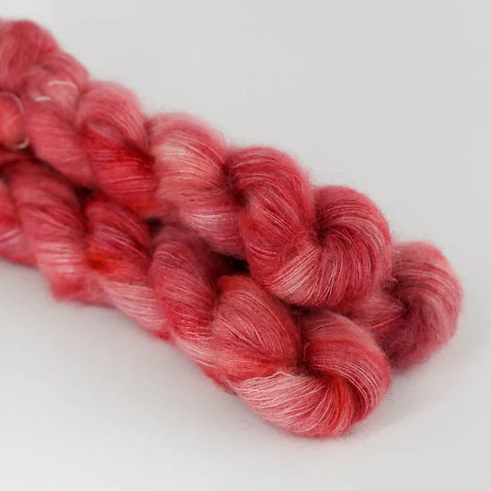 Silk Mohair - håndfarvet garn fra Sysleriget i farven Raspberry Dream