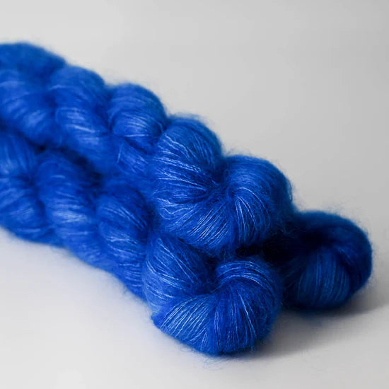 Silk Mohair - håndfarvet garn fra Sysleriget i farven True Blue