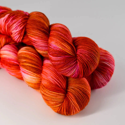 Sock - håndfarvet garn fra Sysleriget i farven Burn Baby Burn