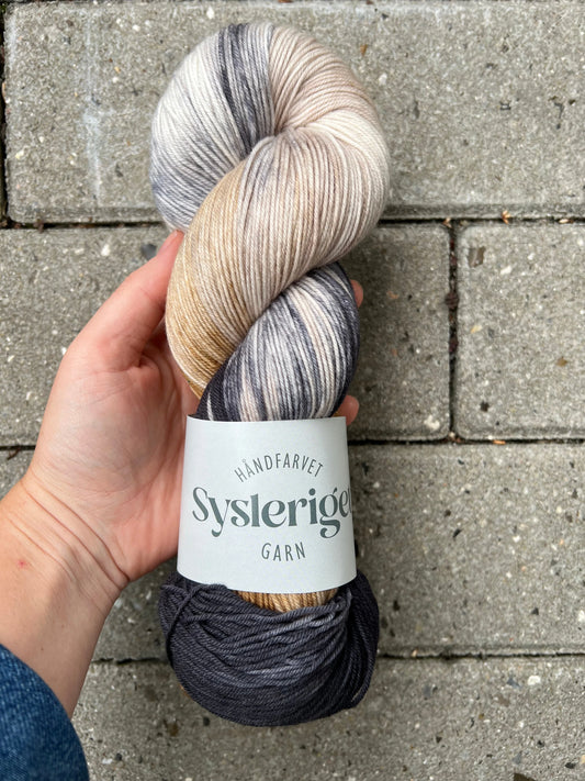 Sock - håndfarvet garn fra Sysleriget i farven Tiger Roar