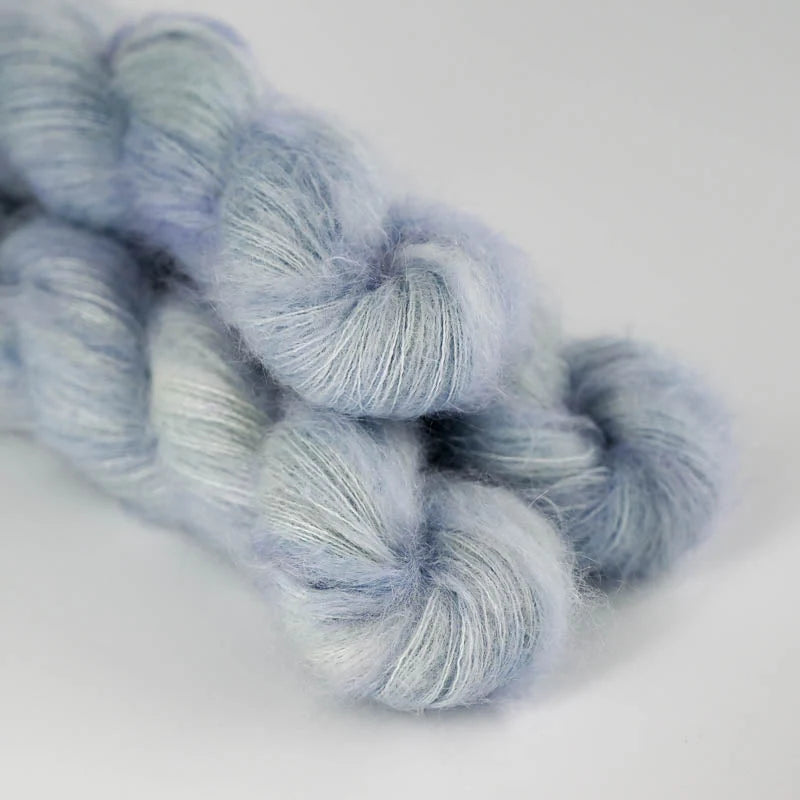 Silk Mohair - håndfarvet garn fra Sysleriget i farven Spring Sky