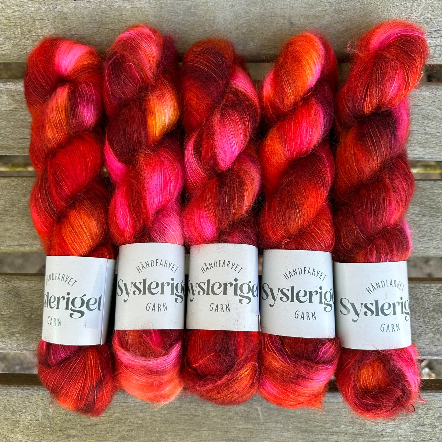Silk Mohair - håndfarvet garn fra Sysleriget i farven Burn Baby Burn