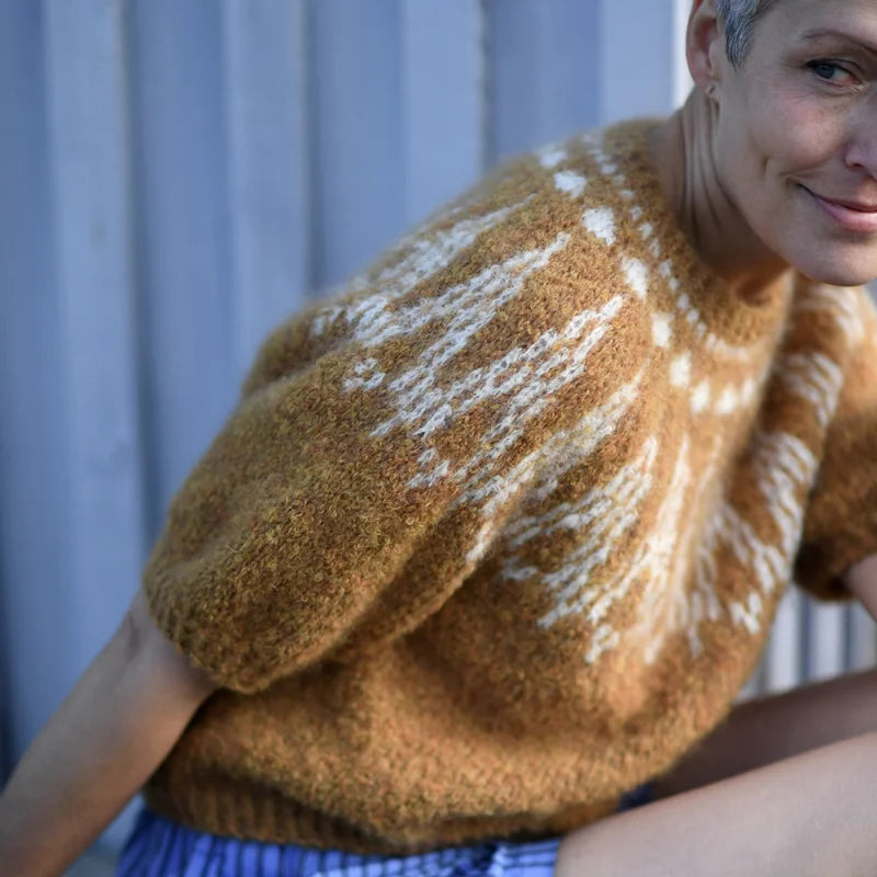 Garnpakke til Aluna Sweater af Anne Ventzel i originalgarn fra Isager. Her ses Anne i den karamelfarvede version med korte ærmer.