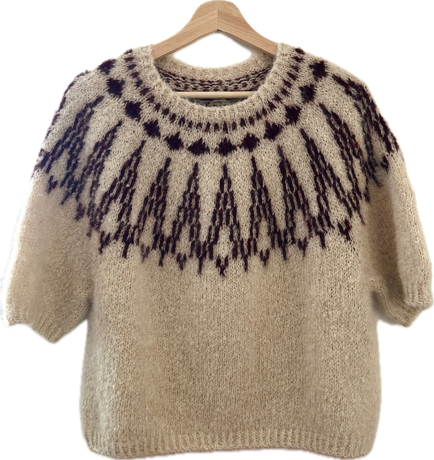 Garnpakke til Aluna Sweater af Anne Ventzel i originalgarn fra Isager. Her ses den i marcipan med vinrød.
