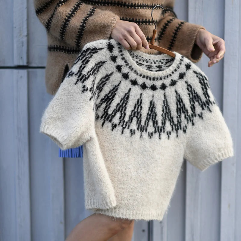 Garnpakke til Aluna Sweater af Anne Ventzel i originalgarn fra Isager. Her ses den lyse version.