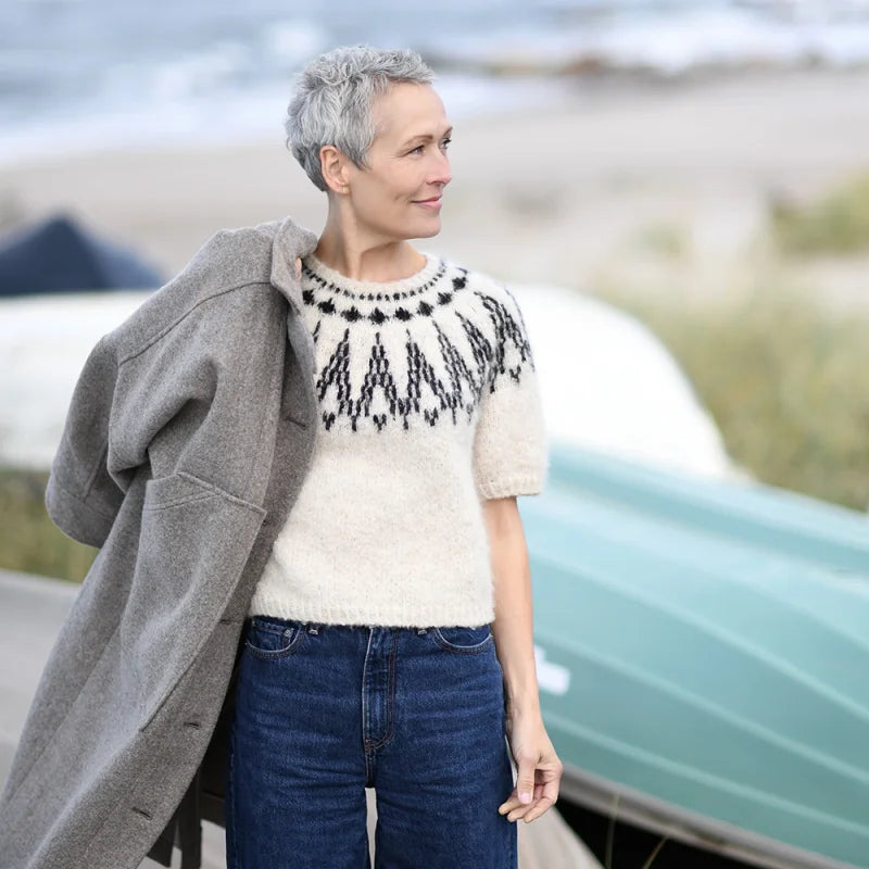 Garnpakke til Aluna Sweater af Anne Ventzel i originalgarn fra Isager. Her ses Anne i den lyse version med korte ærmer.