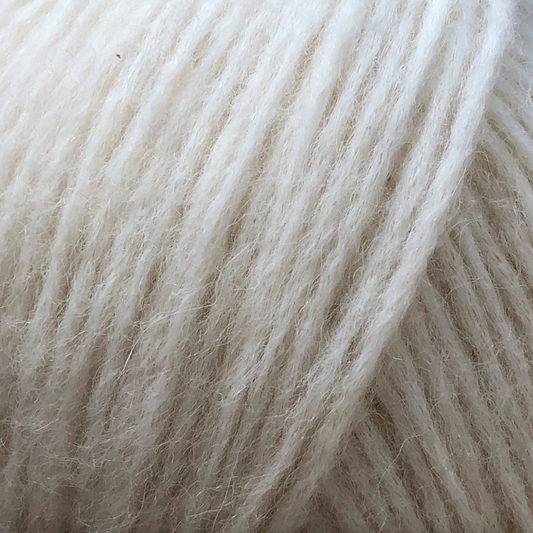 SNEFNUG NATUR fra CaMaRose er et super blødt, let, luftigt og fyldigt garn som udelukkende består af naturmaterialer i en ekstra lækker kombination af 55% ufarvede alpaka fibre, 10% merinould (non mulesing) og 35% økologisk bomuld. Et garn skabt til dig med omtanke og respekt for miljøet.  Rediger alternativ tekst