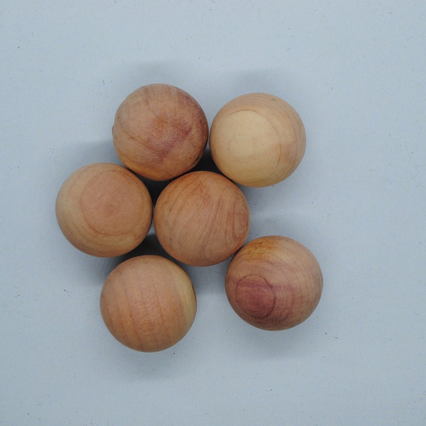 Cedertræskuglerne beskytter dit strik mod utøj