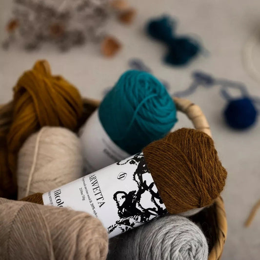 Arwetta fra Filcolana - et dejligt blødt merino ulds garn med nylon og superwash behandlet. Populært til bluser, nederdele og strømper.