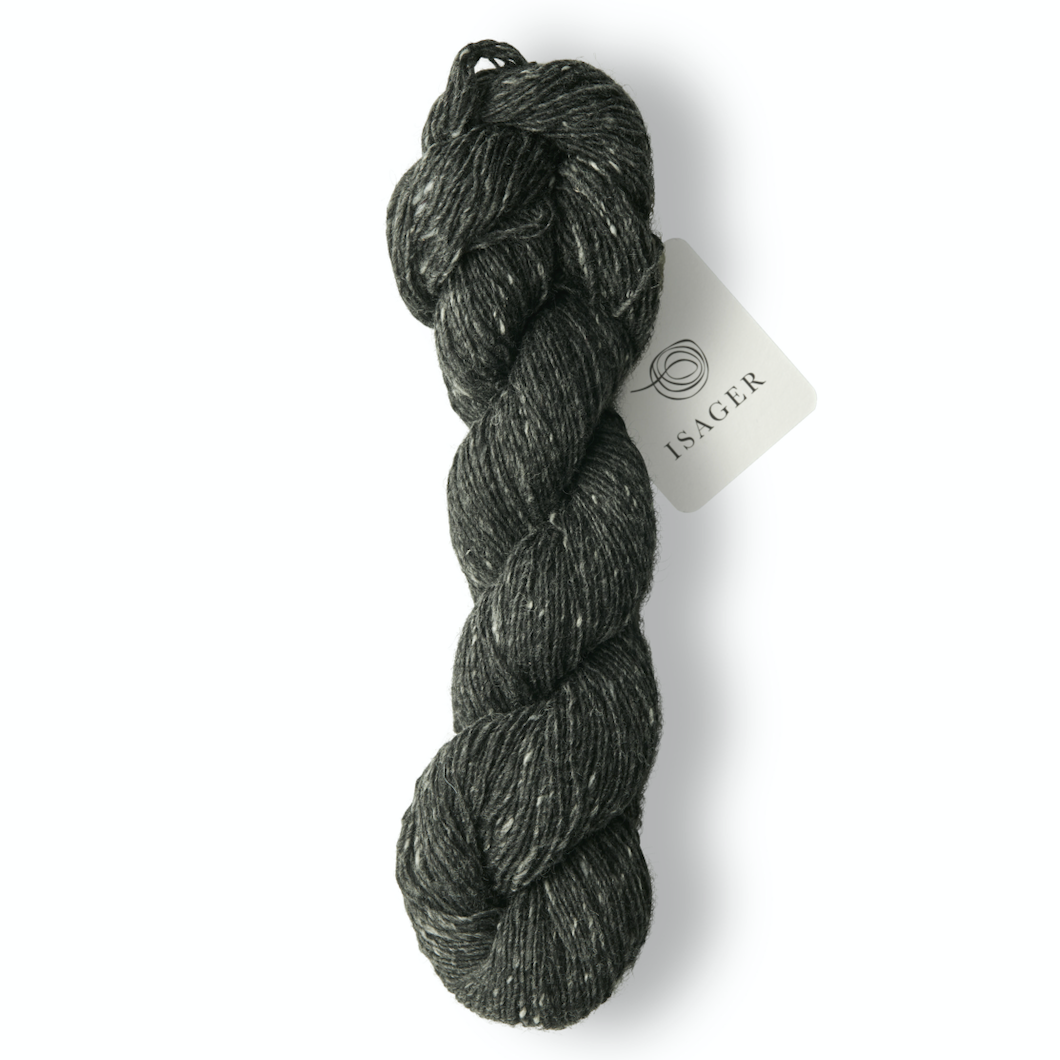 ISAGER TWEED er et entrådet garn med en blanding af uld og mohair. Garnet har et råt udtryk, men mohairfiberen i garnet er med til at gøre det bemærkelsesværdigt blødt og give et blankt skær.