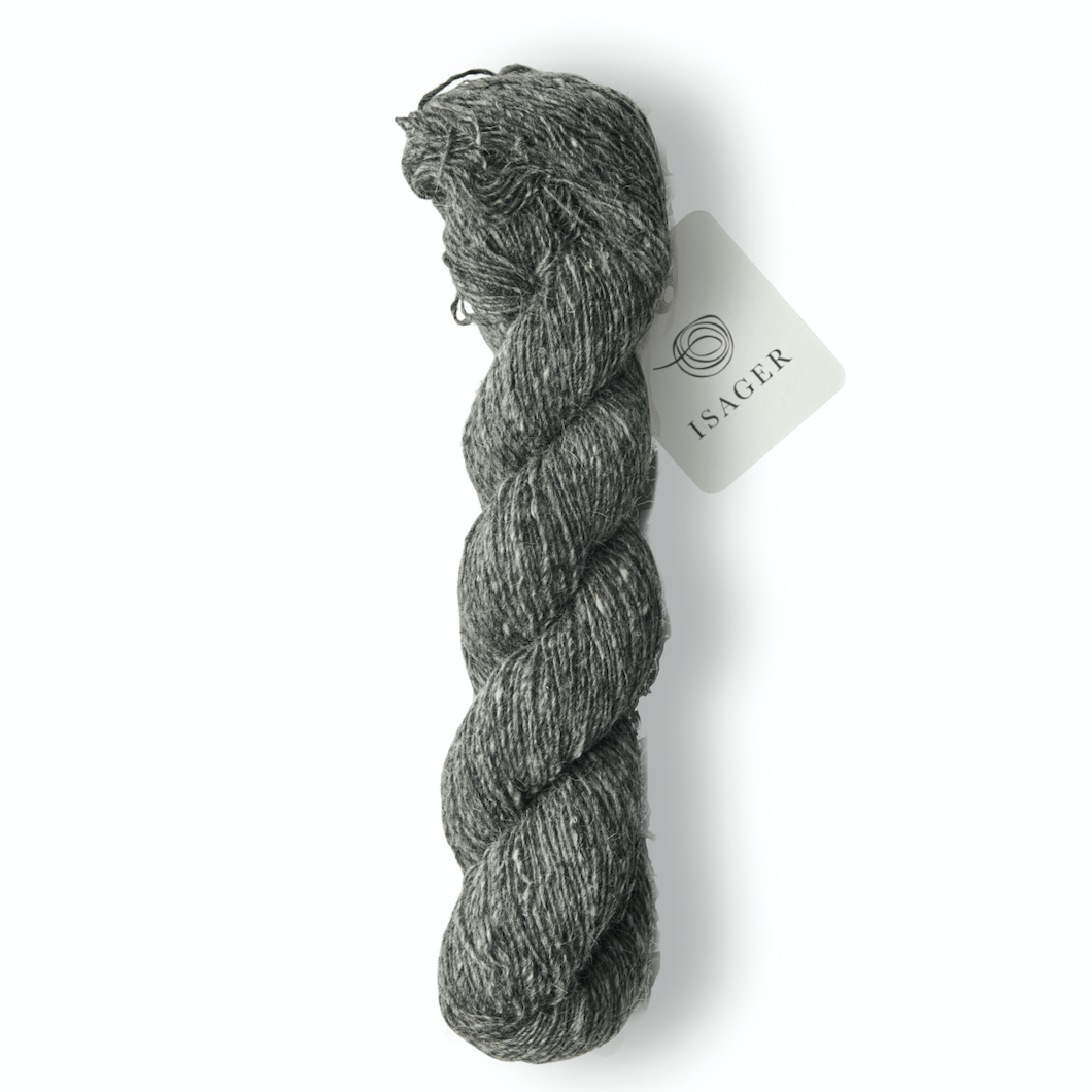 ISAGER TWEED er et entrådet garn med en blanding af uld og mohair. Garnet har et råt udtryk, men mohairfiberen i garnet er med til at gøre det bemærkelsesværdigt blødt og give et blankt skær.