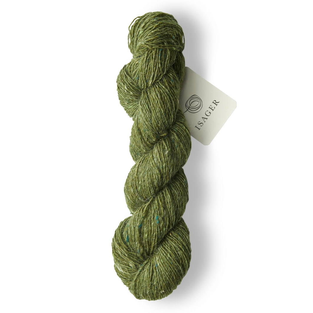 ISAGER TWEED er et entrådet garn med en blanding af uld og mohair. Garnet har et råt udtryk, men mohairfiberen i garnet er med til at gøre det bemærkelsesværdigt blødt og give et blankt skær.