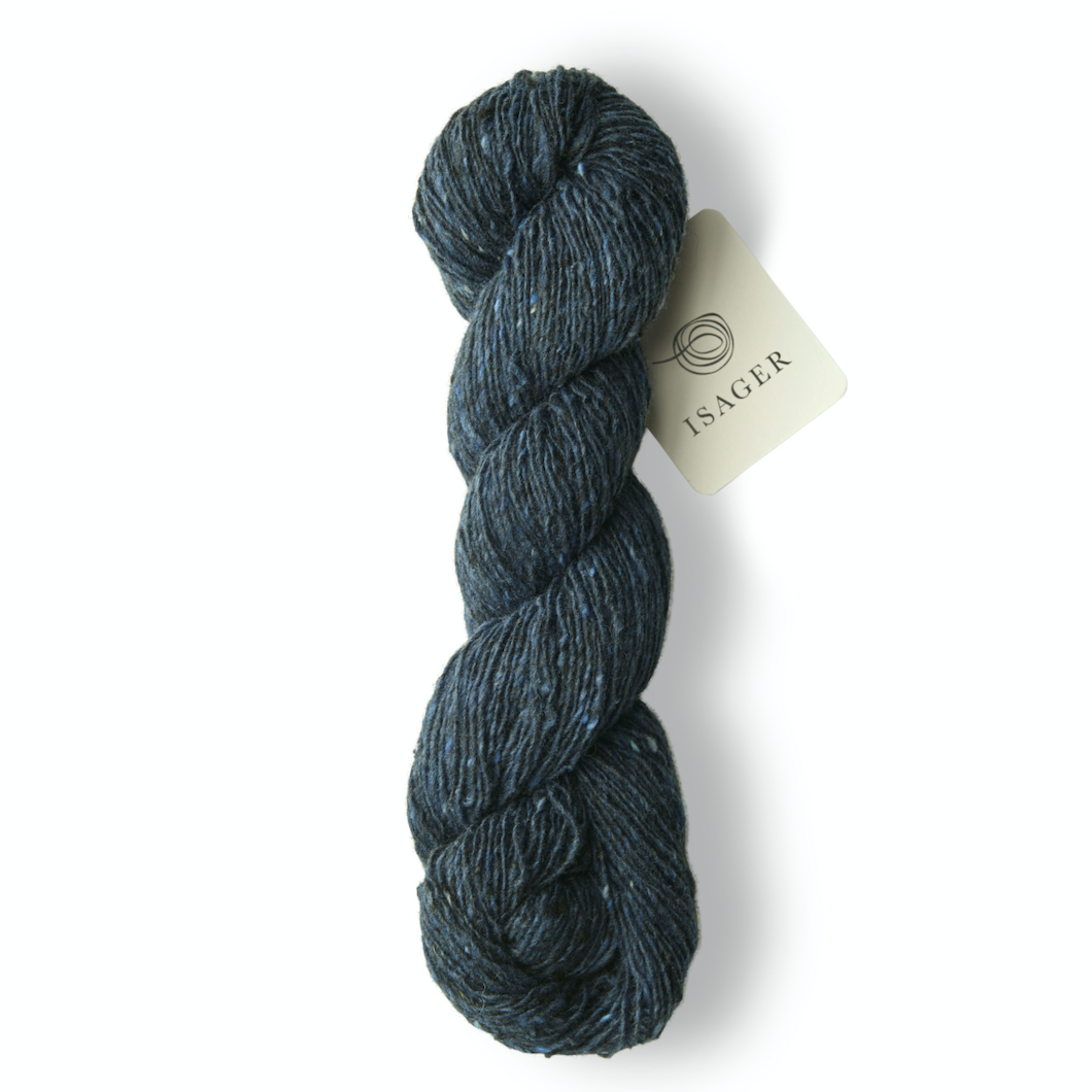 ISAGER TWEED er et entrådet garn med en blanding af uld og mohair. Garnet har et råt udtryk, men mohairfiberen i garnet er med til at gøre det bemærkelsesværdigt blødt og give et blankt skær.