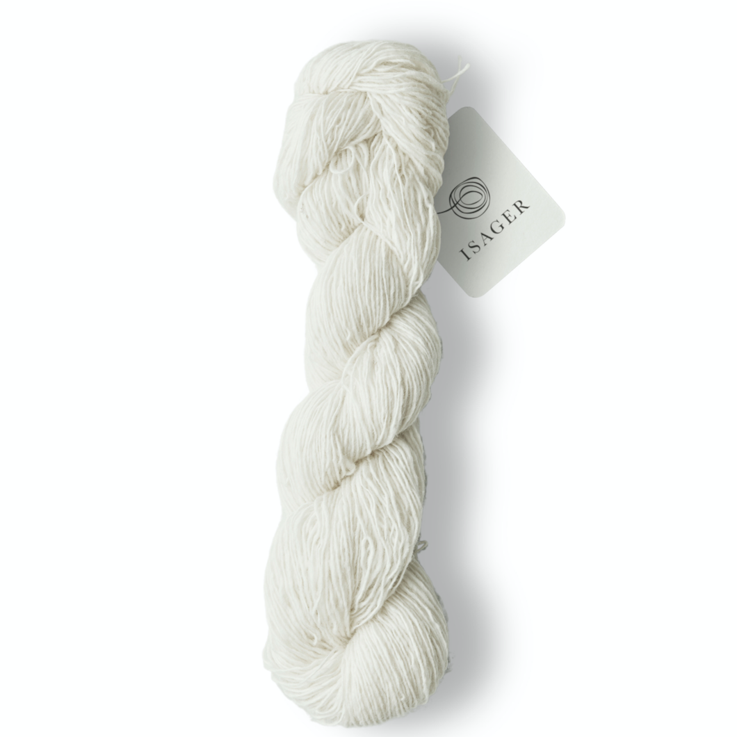 ISAGER TWEED er et entrådet garn med en blanding af uld og mohair. Garnet har et råt udtryk, men mohairfiberen i garnet er med til at gøre det bemærkelsesværdigt blødt og give et blankt skær.