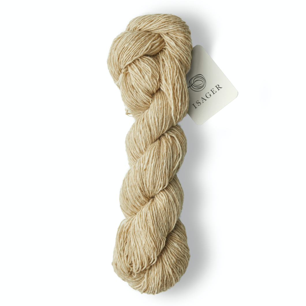 ISAGER TWEED er et entrådet garn med en blanding af uld og mohair. Garnet har et råt udtryk, men mohairfiberen i garnet er med til at gøre det bemærkelsesværdigt blødt og give et blankt skær.