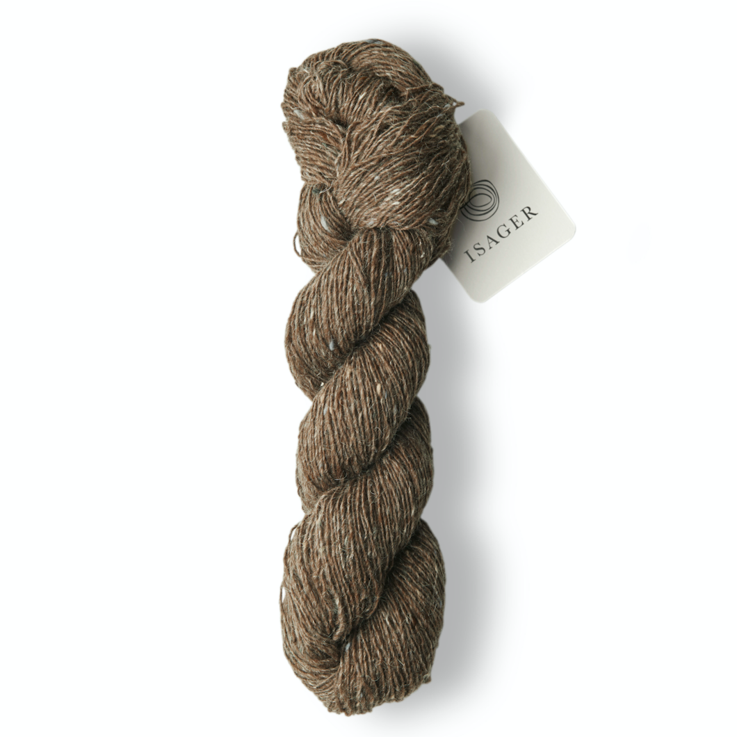 ISAGER TWEED er et entrådet garn med en blanding af uld og mohair. Garnet har et råt udtryk, men mohairfiberen i garnet er med til at gøre det bemærkelsesværdigt blødt og give et blankt skær.